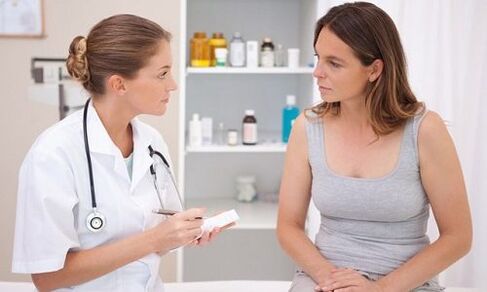 médico prescreve tratamento para varizes