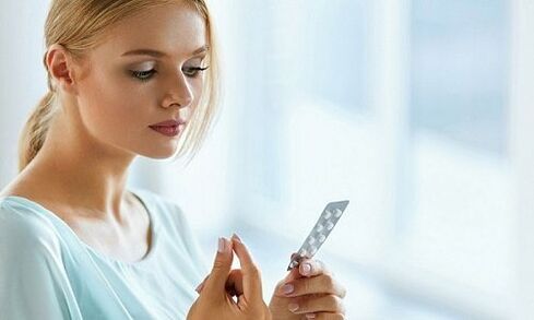 tomando comprimidos para tratar varizes